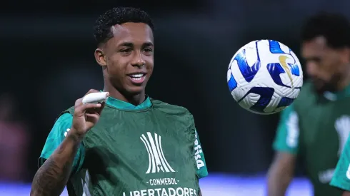 Kevin jogador do Palmeiras durante aquecimento antes da partida contra o Deportivo Pereira no estadio Arena Allianz Parque pelo campeonato Libertadores 2023. Foto: Ettore Chiereguini/AGIF
