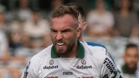 Foto: Robson Mafra/AGIF - Willian Farias em partida pelo Coritiba