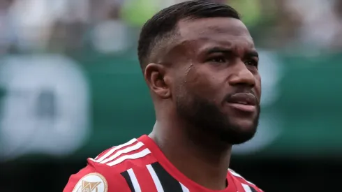 Luan jogador do Sao Paulo durante execucao do hino nacional antes da partida contra o Coritiba no estadio Couto Pereira pelo campeonato BRASILEIRO A 2023. Foto: Robson Mafra/AGIF
