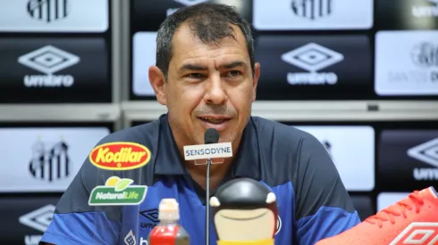 Carille contou com Cazares e Jorge na reapresentação do Santos para 2024 -Foto: Pedro Ernesto Guerra Azevedo/Santos FC
