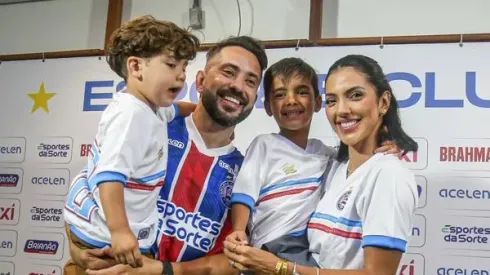 Família de Everton Ribeiro na apresentação do jogador no Bahia. Foto: Tiago Caldas / Bahia
