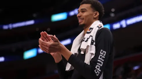 Wembanyama comemora partida espetacular contra os Pistons, em Detroit, pela temporada regular da NBA (Foto: Gregory Shamus/Getty Images)
