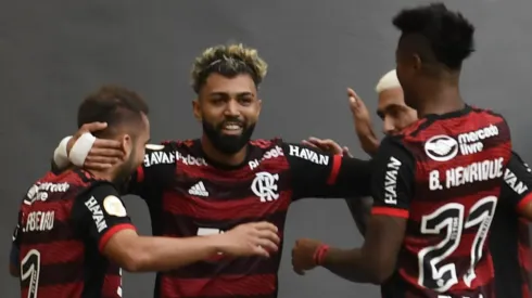Gabriel Barbosa e companheiros no Flamengo. Foto: Mateus Bonomi/AGIF
