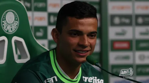 O jogador Bruno Rodrigues é apresentado como mais novo atleta da SE Palmeiras, na Academia de Futebol. (Foto: Cesar Greco/Palmeiras/by Canon)