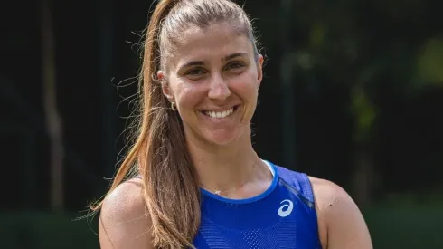 A tenista brasileira Bia Haddad Maia durante sessão de fotos de sua parceria com a fornecedora Asics (Foto: Divulgação/Asics Brasil)