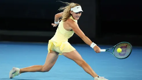 Em Melbourne, na Austrália, Mirra Andreeva passeou contra Ons Jabeur e eliminou a tunisiana em menos de uma hora (Foto: Daniel Pockett/Getty Images)