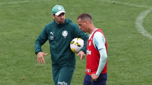 Abel conversa com Breno Lopes em treino do Palmeiras – Foto: Cesar Greco/Ag. Palmeiras
