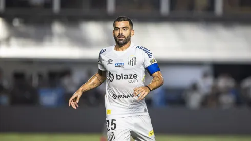 Tomás Rincón, meio-campista e capitão do Santos – Foto: Abner Dourado/AGIF
