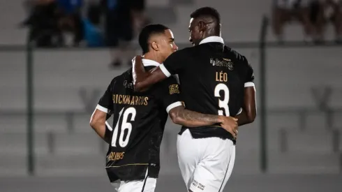 Erick Marcus e Léo comemoram o gol do Vasco contra o San Lorenzo. Foto: Leandro Amorim / Vasco. 
