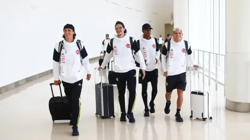 Elenco do Flamengo desembracando nos Estados Unidos para pré-temporada. Foto: Gilvan de Souza / Flamengo. 
