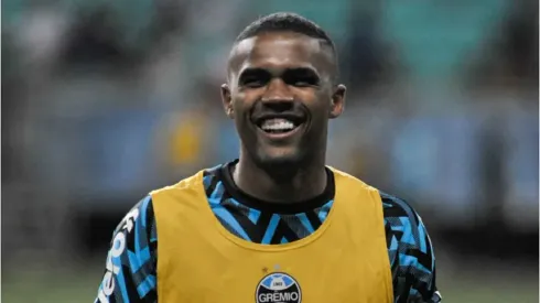 Foto: Jhony Pinho/AGIF – Douglas Costa quando atuava pelo Grêmio
