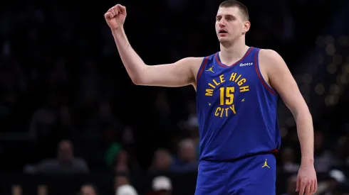 Nikola Jokic, pivô do Denver Nuggets, em quadra pela NBA contra o Washington Wizards no Fiserv Forum, em Washington (Foto: Smith/Getty Images)