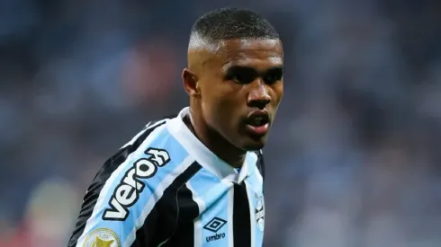 Foto: Pedro H. Tesch/AGIF - Douglas Costa é o novo reforço do Fluminense