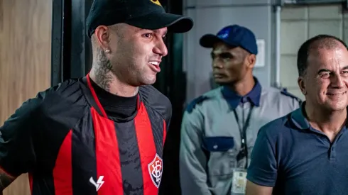 Luan, ex-jogador do Grêmio, chegando ao Vitória. Foto: Victor Ferreira / Vitória
