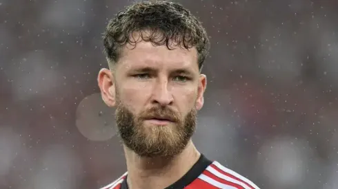 Foto: Thiago Ribeiro/AGIF - Léo Pereira brinca com torcedor são-paulino