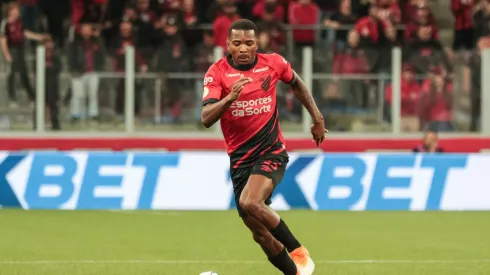 Athletico-PR decide planejamento com Cacá. Foto: Robson Mafra/AGIF