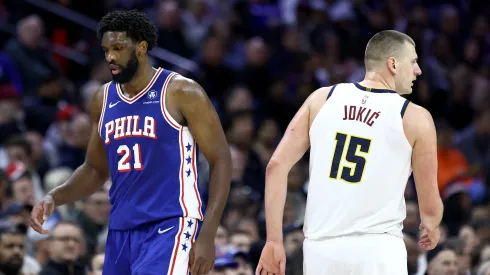 Embiid e Jokic duelam mais uma vez em janeiro na NBA. Os craques jogaram na Filadélfia na primeira quinzena do mês (Foto: Tim Nwachukwu/Getty Images)
