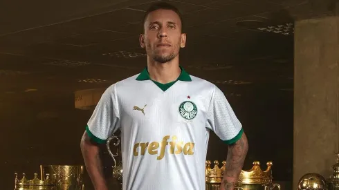 Marcos Rocha com a nova camisa de número 2 do Palmeiras. Foto: redes sociais / Palmeiras. 
