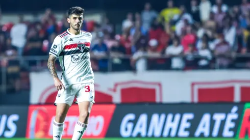 Torcida não aprovou a atitude do zagueiro. Foto: Marcello Zambrana/AGIF