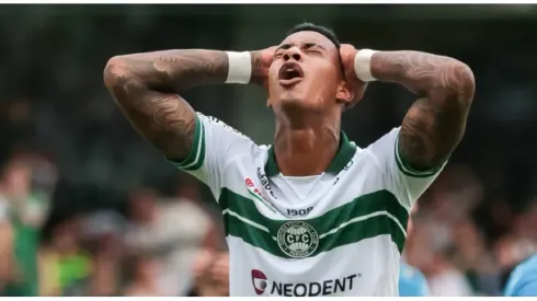 Foto: Robson Mafra/AGIF - Alef Manga, atacante do Coritiba