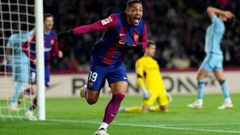 Foto: Alex Caparros/Getty Images - Vitor Roque marcou seu primeiro gol pelo Barcelona
