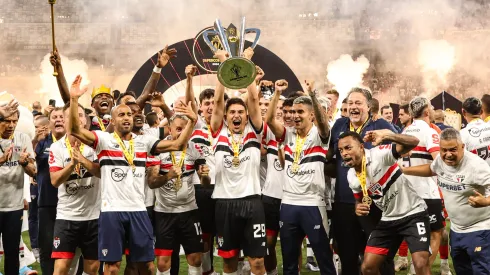 São Paulo levanta a taça da Supercopa. Foto: Gilson Lobo/AGIF
