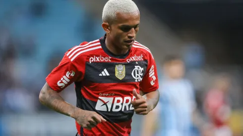 RS – PORTO ALEGRE – 26/07/2023 – COPA DO BRASIL 2023, GREMIO X FLAMENGO – Wesley jogador do Flamengo durante partida contra o Gremio no estadio Arena do Gremio pelo campeonato Copa do Brasil 2023. Foto: Pedro H. Tesch/AGIF