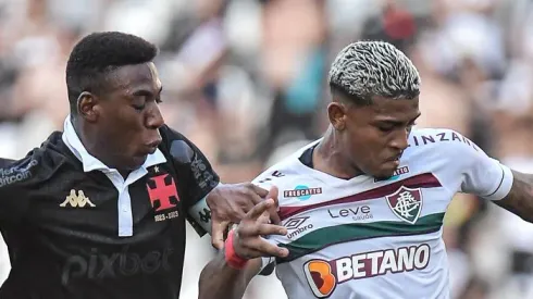 Kennedy em disputa de bola com zagueiro do Vasco. Foto: Thiago Ribeiro/AGIF