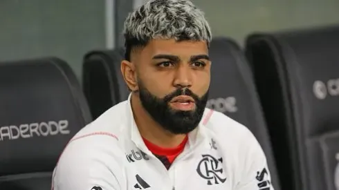 Foto: Pedro H. Tesch/Getty Images – Gabigol no banco de reservas do Flamengo no Campeonato Brasileiro de 2023
