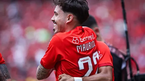 BA – PORTO ALEGRE – 22/10/2023 – BRASILEIRO A 2023, INTERNACIONAL X SANTOS – Wanderson jogador do Internacional comemora seu gol com Mauricio jogador da sua equipe durante partida contra o Santos no estadio Beira-Rio pelo campeonato Brasileiro A 2023. Foto: Maxi Franzoi/AGIF