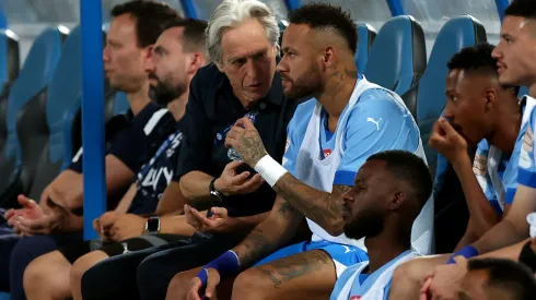 Jorge Jesus e Neymar conversam durante jogo do Al-Hilal. Foto: Yasser Bakhsh/Getty Images.