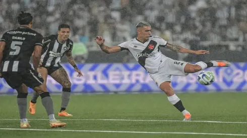Foto: Thiago Ribeiro/AGIF – Botafogo e Vasco duelam pelo Campeonato Brasileiro de 2023
