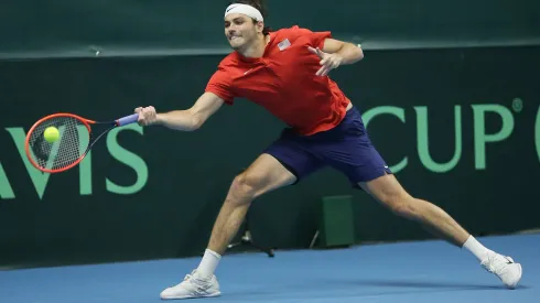 Taylor Fritz disputa partida pelos Estados Unidos contra a Ucrânia na Copa Davis, disputada em Vilnius, na Lituânia (Foto: Tim Ireland/Getty Images for ITF)