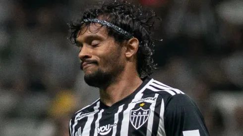 Torcida do Palmeiras acompanha o sofrimento de Scarpa – Foto: Fernando Moreno/AGIF.
