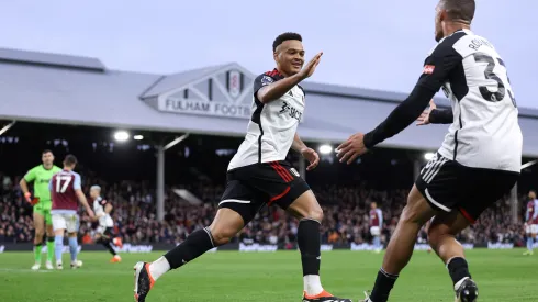 Atacante do Fulham comemorando gol na Premier League. Foto: Warren Little/Getty Images.