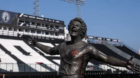 Estatua de Roberto Dinamite em São Januário. Foto: Leandro Amorim | VascoDaGama
