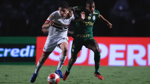 Pablo Maia jogador do Sao Paulo disputa lance com Caio Paulista jogador do Palmeiras durante partida no estadio Morumbi pelo campeonato Paulista 2024. Foto: Ettore Chiereguini/AGIF
