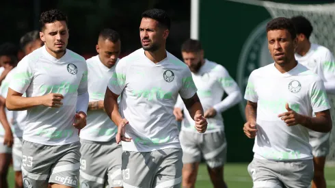 Luan (ao centro) quer renovar contrato com o Palmeiras até, no mínimo, por mais uma temporada - Foto: Fabio Menotti/Palmeiras/by Canon)
