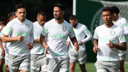 Luan (ao centro) quer renovar contrato com o Palmeiras até, no mínimo, por mais uma temporada – Foto: Fabio Menotti/Palmeiras/by Canon)
