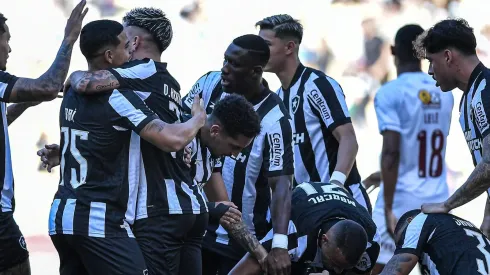Jogadores do Botafogo comemoram gol em vitória contra o Fluminense. Foto: Thiago Ribeiro/AGIF
