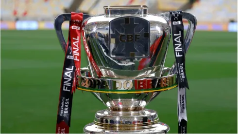 Taça de campeão da Copa do Brasil – Foto: Wagner Meier/Getty Images
