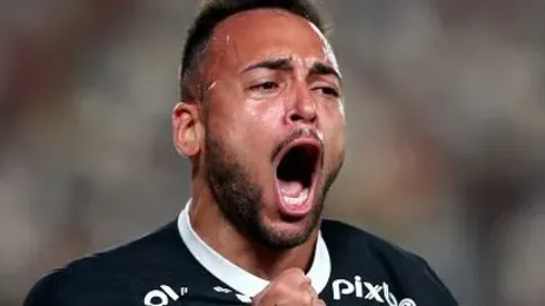 Maycon comemorando gol pelo Corinthians em jogo contra o Universitario, do Peru, no Estádio Monumental, pela Copa Sul-Americana de 2023, no dia 18/07. Foto: Raul Sifuentes/Getty Images
