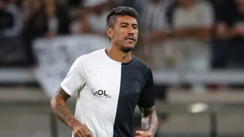 Paulinho durante aquecimento pelo Corinthians. Atleta está de volta
