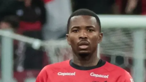 Cacá durante jogo do Athletico Paranaense no Brasileirão de 2023. Agora ele vai jogar no Corinthians.