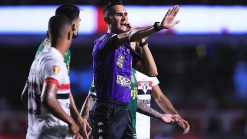Foto: Ettore Chiereguini/AGIF – Candançan teve arbitragem polêmica
