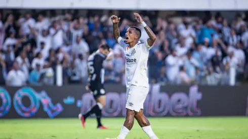 Foto: Abner Dourado/AGIF – Otero foi destaque do Santos em vitória e agitou a torcida 
