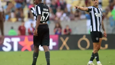 Yarlen, do Botafogo, em jogo contra o Fluminense pelo Campeonato Carioca. Foto: Vitor Silva / Botafogo.
