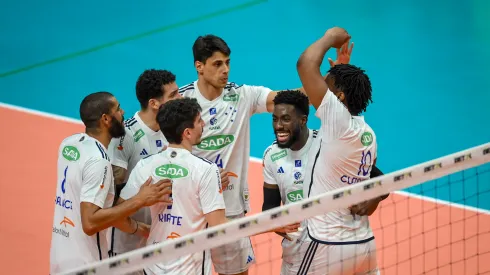 Atletas do Cruzeiro celebram ida à final da Copa Brasil de Vôlei, em São José-SC (Foto: Agência i7/Sada Cruzeiro)