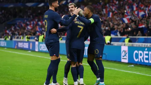 Giroud, Theo Hernández, Griezmann e Mbappé se abraçam em vitória da seleção da França durante a Nations League (Foto: Mike Hewitt/Getty Images)
