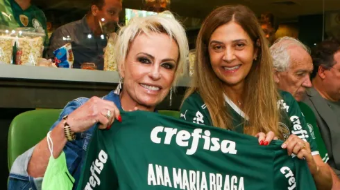 Leila Pereira, presidente do Palmeiras, presenteia Ana Maria Braga com camisa – Foto: Divulgação/SEP
